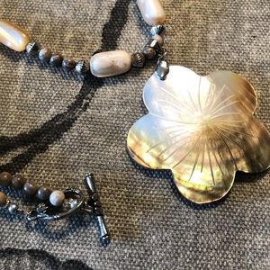 Mother of pearl flower pendant necklace